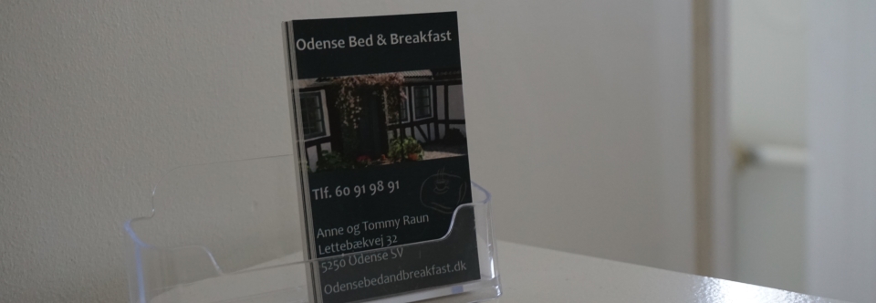 Hylde med visitkort